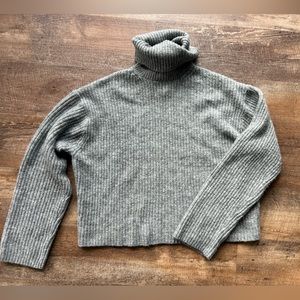 Light and soft ribbed turtleneck - slightly cropped